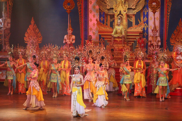 Seara, optional, Spectacol la Alcazar–cel mai feeric spectacol din Asia. Fiecare minut petrecut la Alcazar este o incantare ! 