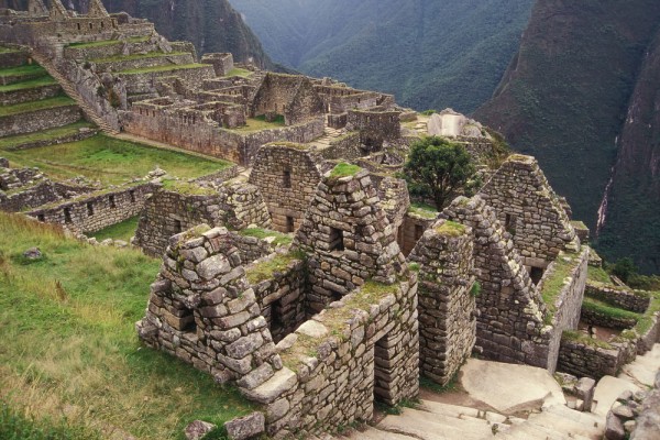 Cetatea se integreaza armonios in peisajul muntos, rezistand cutremurelor timp de secole.