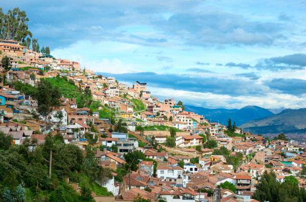 Pornim catre Cusco, cel mai vechi oras locuit permanent din America de Sud si care timp de secole a fost capitala spirituala si administrativa a celui mai mare imperiu de pe acest continent.