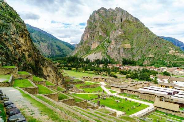 Vizita la Ollantaytambo, unul dintre ultimele orase construite de catre incasi inainte de Conquista spaniola, ramas neterminat unde se poate distinge structura urbana incasa.