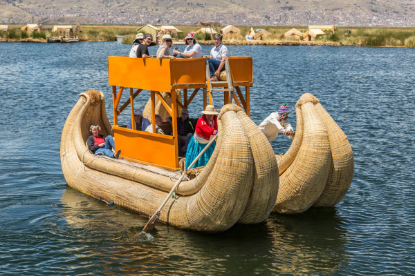 In continuare vizitam Insula Taquile, situata la aproximativ 35 km de Puno si cu o populatie de aproximativ 2.000 oameni. Este faimoasa pentru tesaturile si stofele ei, avand multe ramasite arheologice si o priveliste spectaculoasa a muntilor inzapeziti..