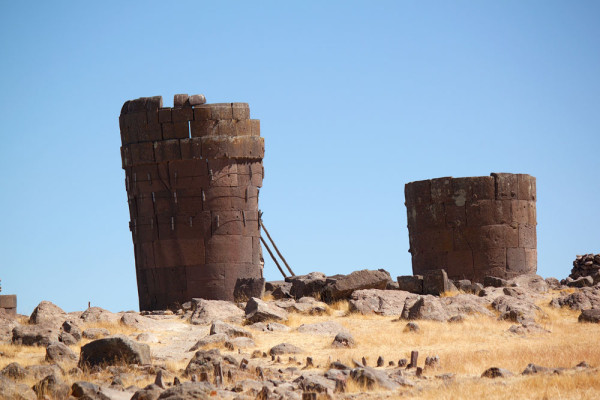 Traversam Juliaca si ajungem la o altitudine de aprox. 4.000 m la Sillustani unde vom vizita faimoasele chullpas-turnuri funerare preinca, de 12 m inaltime. situate pe o peninsula din jurul lagunei Umayo.