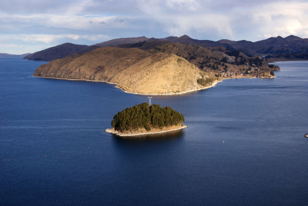 Privelistea oferita este impresionanta–Lacul Titicaca pare un ocean inconjurat de munti.