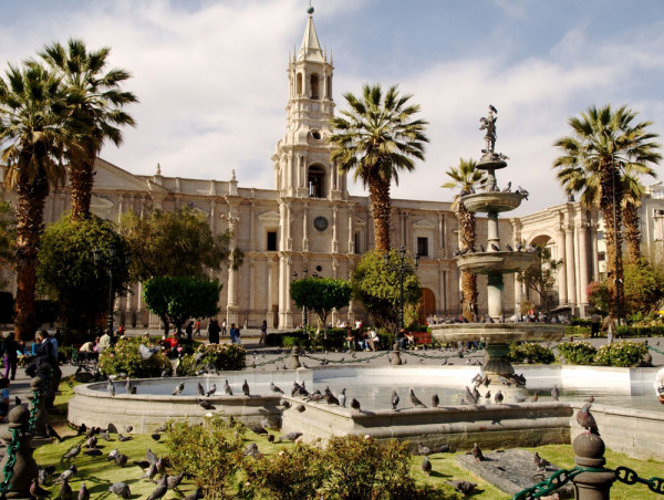 Acest incantator oras colonial este numit „Ciudad Blanca”, fiind construit in silar, o roca vulcanica alba.