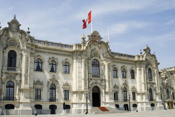 In partea de nord-est a pietei, focul si dezastrele naturale au distrus Palacio de Gobierno de mai multe ori de cand Pizarro a construit aici prima cladire guvernamentala in anii 1530, palatul actual fiind terminat in 1937.