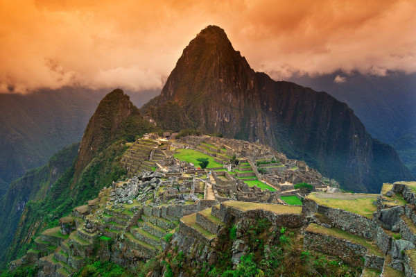 Acest oras Inca ramas ascuns in perioada cuceririi spaniole din Sec al XVI-lea, uitat si nederanjat timp de aproape patru secole, se afla in cea mai uluitoare zona si poseda cea mai frumoasa arhitectura dintre toate siturile arheologice din America de Sud