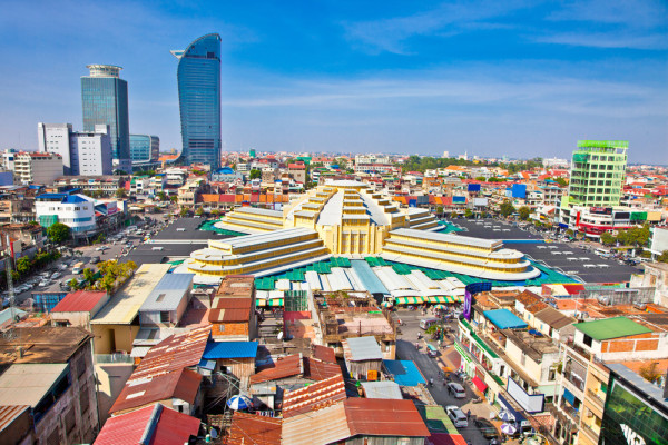 Lasam in urma Siem Reap si ne indreptam catre capitala Cambodgiei, Phnom Penh, supranumit candva Perla Asiei. O adevarata metropola in dezvoltare, aici gasim un amestec de vechi farmec asiatic cu un modernism expansiv.