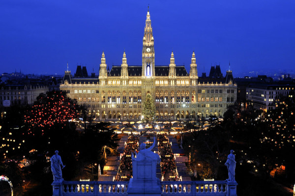 Seara bucurati-va de atmosfera speciala a Pietelor de Craciun din Viena organizate la Palatul Belvedere, Karlsplatz, Stephanplatz, Am Hof, Freyung sau Maria – Theresien Platz.