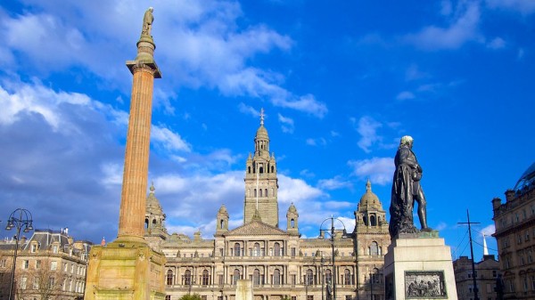 Transfer in oras unde vom face un tur de oras Glasgow cu ghid local