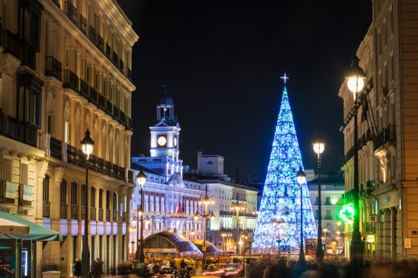 In perioada sarbatorilor de iarna Madridul este cunoscut pentru luminile spectaculoase care impodobesc orasul