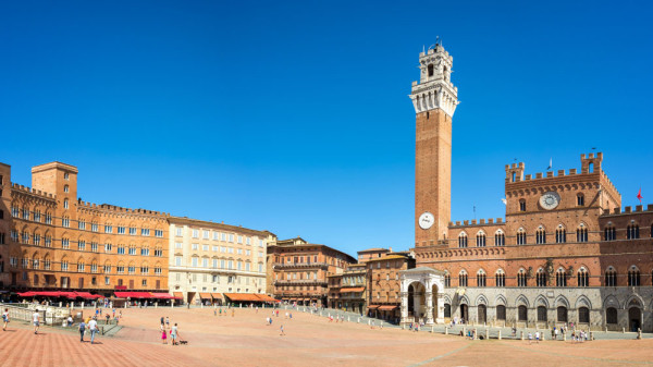 Urmatoarea oprire este in Siena, unul dintre cele mai captivante orase ale Italiei, cu o concentrare de medieval cu arhitectura gotica si farmecul unui oras mic