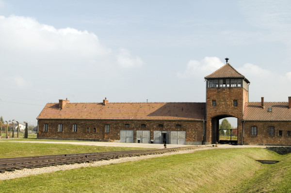 Plecam din Wroclaw si vizitam cu ghid local la Oswiecim, Memorialul Auschwitz Birkenau.