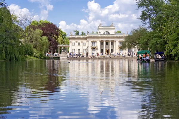 si Palatul Lazienki – numit de asemenea si Palatul pe Apa, resedinta ultimului rege al Poloniei