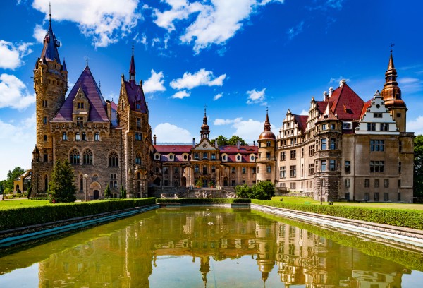 Parasim apoi orasul pentru a ne indrepta catre Castelul Moszna–un adevarat palat care evoca o atmosfera de basm