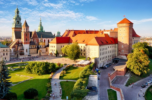 Dupa turul de oras ne indreptam catre Dealul Wawel in varful caruia se afla Castelul Regal Wawel, o adevarata bijuterie renascentista