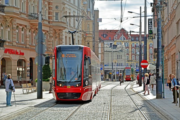 De aici ne indreptam catre Katowice, un oras relativ tanar din regiunea Silesia, ce surprinde prin arhitectura indrazneata contemporana si spatii urbane verzi
