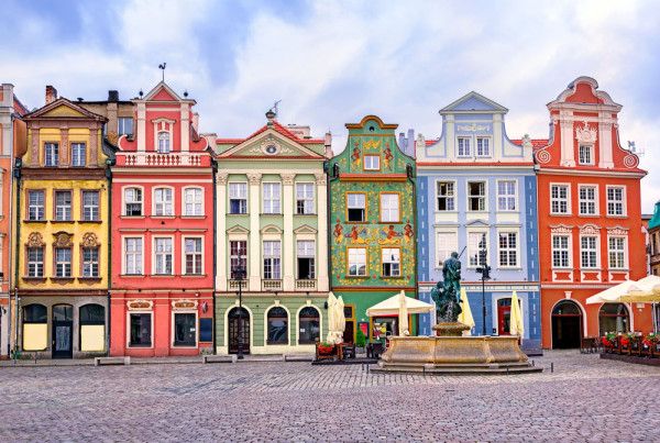 si una din cele mai frumoase Rynek (Piata Mare) cu un vast patrimoniu monumental si cultural din care se distinge Primaria in stil renascentist.