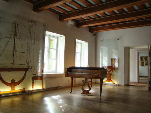 Picturile ce decoreaza peretii, detaliile arhitectonice, mobilierul de epoca si celelalte obiecte personale care au apartinut celui mai mare muzician polonez sunt completate in permanenta de un fond sonor menit sa amplifice starea de beatitudine.