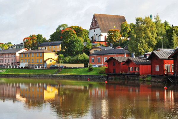 Plecam spre Helsinki. Vizitam Porvoo, al doilea oras ca vechime din Finlanda cunoscut pentru centrul sau vechi si depozitele colorate de pe malul raului Porvoo care se varsa in Golful Finic.