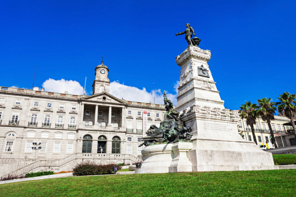 Exploram Porto intr-un tur de oras cu ghid local vizitand Palatul Bursei, Magnifica Biserica Gotica St. Francisco si Crama Vila Nova Gaia,
