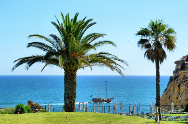 Algarve este locul perfect care imbina toate elementele necesare unei vacante complete: plaje intinse cu nisip fin, golfuri protejate de stanci, oceanul care va imbie la sesiuni lungi de inot sau la practicarea sporturilor nautice.