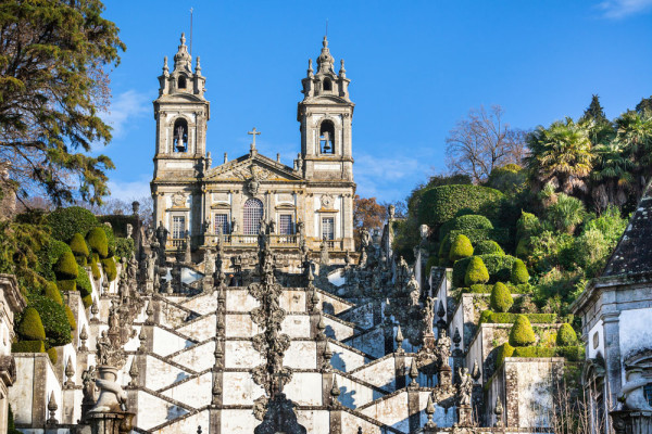 Biserica si Sanctuarul Bom Jesus–un important punct de pelerinaj, cu o impunatoare scara in stil baroc care urca 116 m