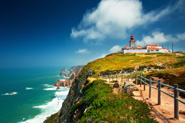 Vom continua excursia cu Cabo Da Roca, cel mai vestic punct al Europei continentale unde “se termina pamantul si incepe marea” cum spunea poetul Luis de Camoes.