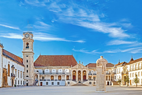 Vechea Universitate ocupa cladirile fostului palat regal, devenit «Paco dos Estudos» in 1540. De pe terasa admiram frumoasa panorama a orasului si coboram strazile pietruite pentru a patrunde in sarmul si misterele centrului istoric.