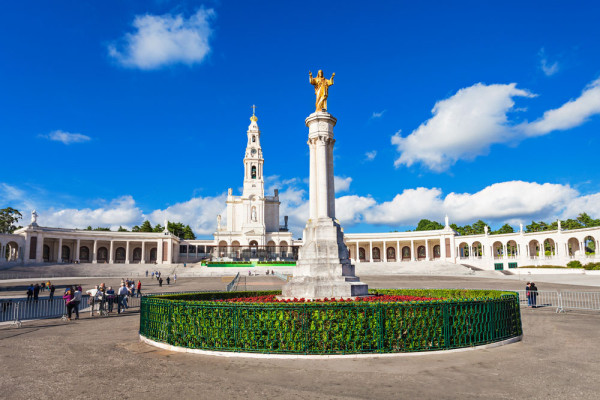 unde putem vizita Capela Aparitiilor, basilica Rozariului si moderna basilica Sfintei Treimi.