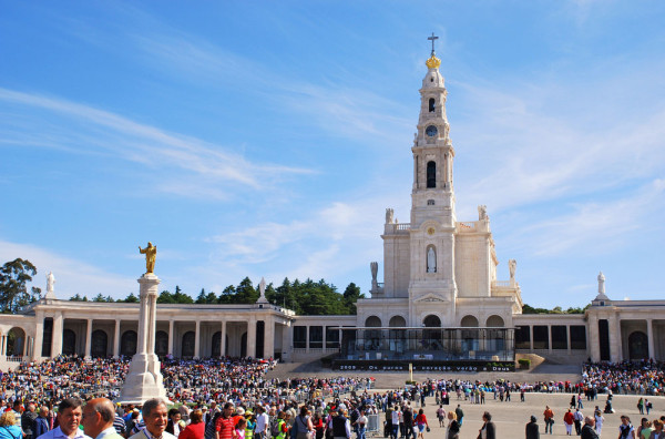 Plecare spre Fatima, care dupa aparitiile Fecioarei Maria din 1917 a devenit unul din cele mai cunoscute locuri de pelerinaj catolic,