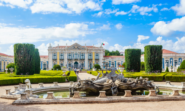 facem o oprire sa vizitam Palatul National Queluz – un palat remarcabil care ilustreaza perfect evolutia Curtii Portugheze in Sec al XVIII-XIX-lea