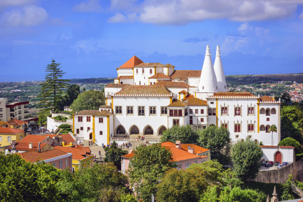 Declarata de UNESCO patrimoniu universal, Sintra a fost resedinta de vara a Regilor Portugaliei si adaposteste monumente de importanta istorica