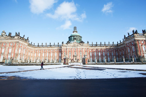 Punctul de atractie al excursiei este Palatul Sanssouci, construit de regele Prusiei, Frederic al II-lea si inaugurat printr-un banchet stralucitor in 1747. Numele palatului nu era ales intamplator „fara griji”.
