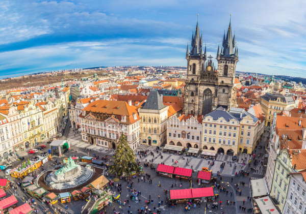 Tur de oras Praga cu ghid local: Muzeul National, Opera, Teatrul National. Apoi vom continua cu vechiul oras: Hradcany, Castelul din Praga