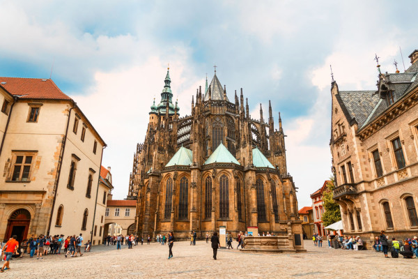 si Catedrala Sf. Vitus - cel mai important lacas religios din Cehia.