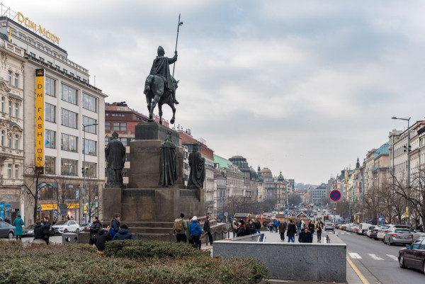precum si repere ale orasului modern: Piata Wenceslas,