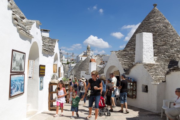 Vom face o plimbare prin acest oras extrem de fermecator, in care printre migdali si maslini vom intalni "trulli"-case unice si pitoresti