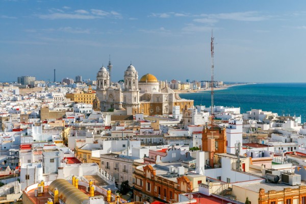 Continuam calatorie catre Cadiz unde la sosire vom face o plimbare prin centrul istoric impreuna cu insotitorul de grup.