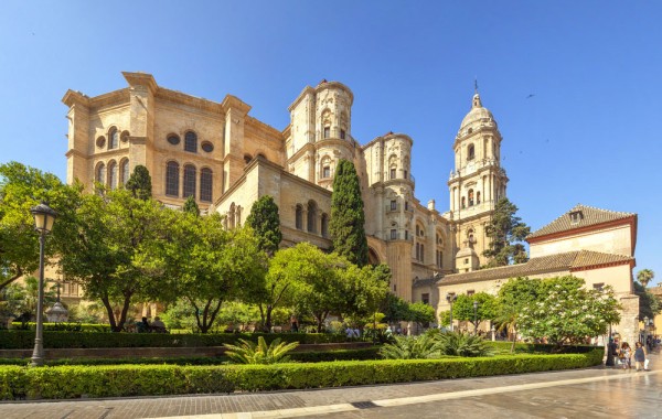 Printre emblemele din Malaga regasim Catedrala, cunoscuta si sub numele „La Manquita” a carei frumusete este vestita in Spania.