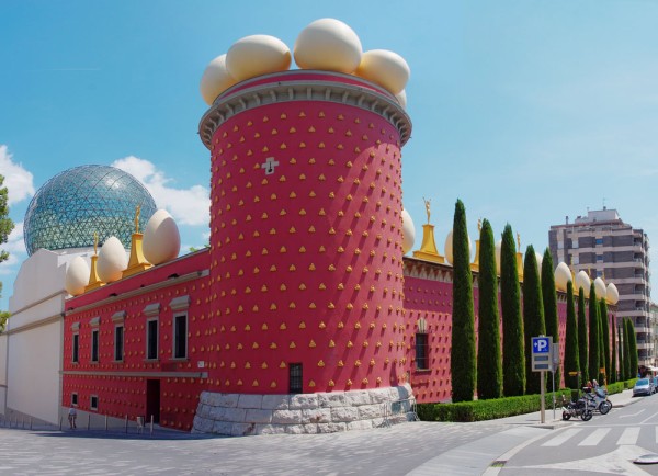 Continuam apoi cu Figueres, locul natal al unuia dintre cei mai cunoscuti pictori spanioli, Salvador Dali.