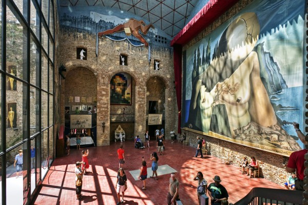 Maestrul suprarealismului a lasat mostenire un muzeu superb care este in sine o opera de arta.