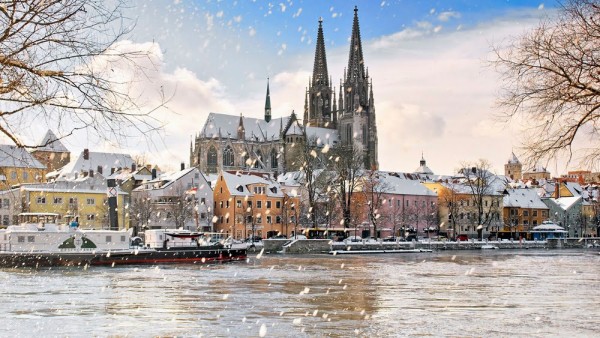 Dupa preluarea bagajelor, excursia continua spre Regensburg.
