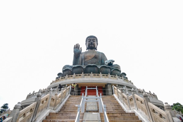 putem pleca intr-o excursie optionala pe Insula Lantau, cu pranz inclus