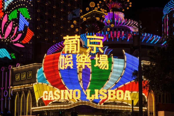 si celebrul complex arhitectural Lisboa care cuprinde un cazinou, restaurante si opulentul Hotel Grand Lisboa, care a devenit simbolul regiunii