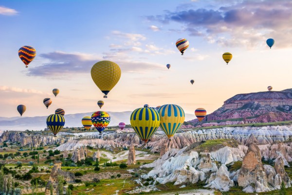 Suntem in spectaculosul peisaj cappadocian distins prin hornurile feerice, orasele subterane in expansiune si  bisericile sapate in tuf vulcanic, dar si al formelor bizare pe care natura le-a croit in roca