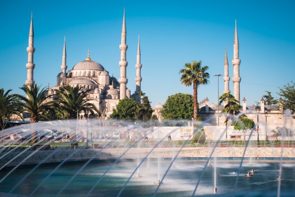 Moscheea Albastra – construita de sultanul Ahmet intre 1609-1616, este singura moschee din Turcia cu sase minarete