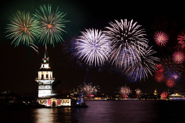 Seara, participare la cina de Revelion la hotelul Zurich renumit pentru petrecerea de Revelion pe care o organizeaza an de an.