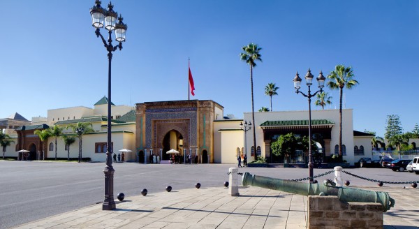 Veti admira pe exterior: Palatul Regal,