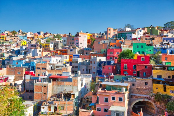 Dupa amiaza sosire in Guanajuato, cu ale sale cladiri vopsite in tonuri de galben, albastru, caramiziu si crem