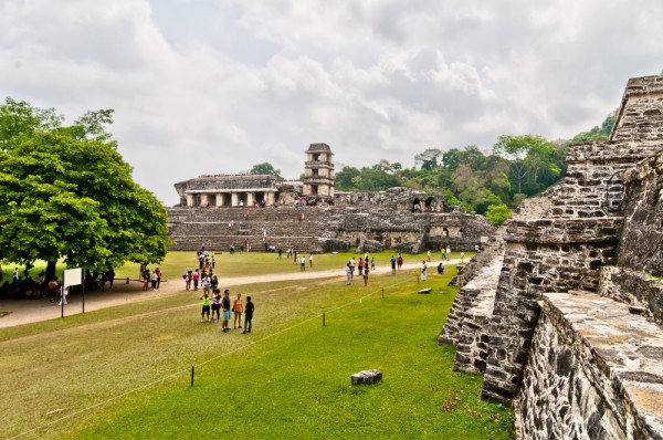 Exploram Palenque, unul din cele mai importante, elegante si misterioase situri arheologice mayase.